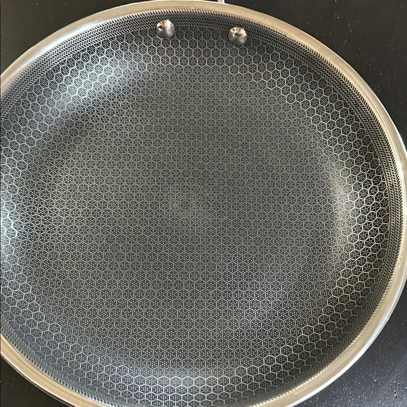 HEXCLAD Silver Non-Stick Frying Pan - Picture 3 of 8
